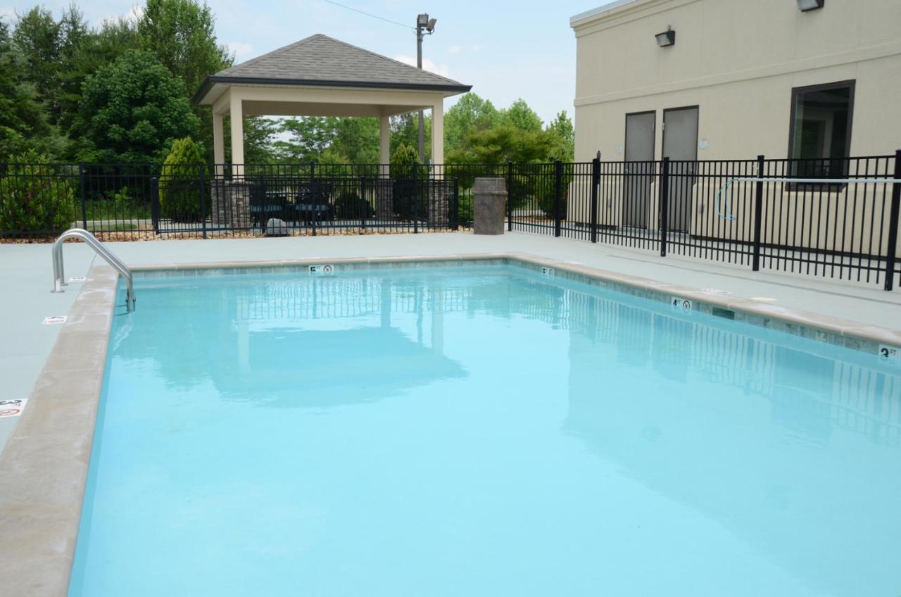 Baymont By Wyndham Clarksville Exterior photo